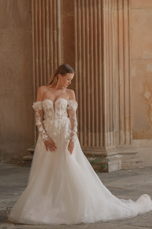 Braut in weißem Spitzenkleid mit langer Schleppe – traumhaftes Outfit für eine Sommerhochzeit in Berlin