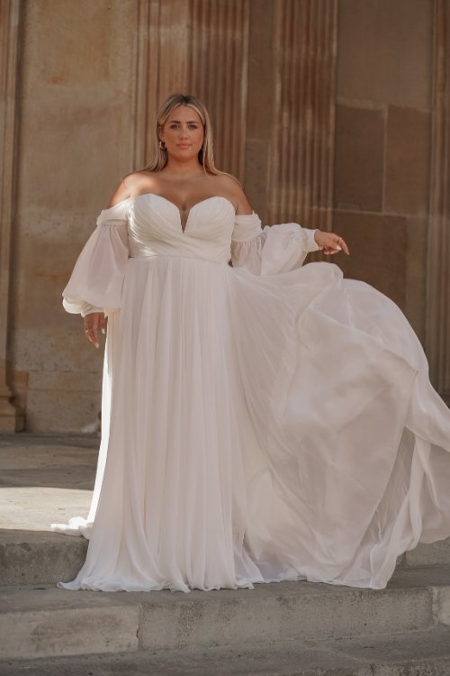 Curvy Braut in elegantem Chiffon Brautkleid mit Off-Shoulder-Ärmeln bei Sommerhochzeit in Berlin und Brandenburg