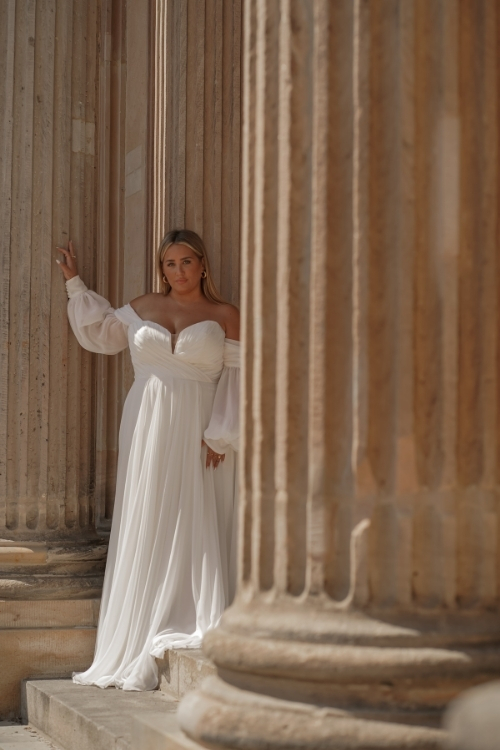 Curvy Braut in elegantem Chiffon Brautkleid mit Off-Shoulder-Ärmeln – Sommerhochzeit in Berlin und Brandenburg
