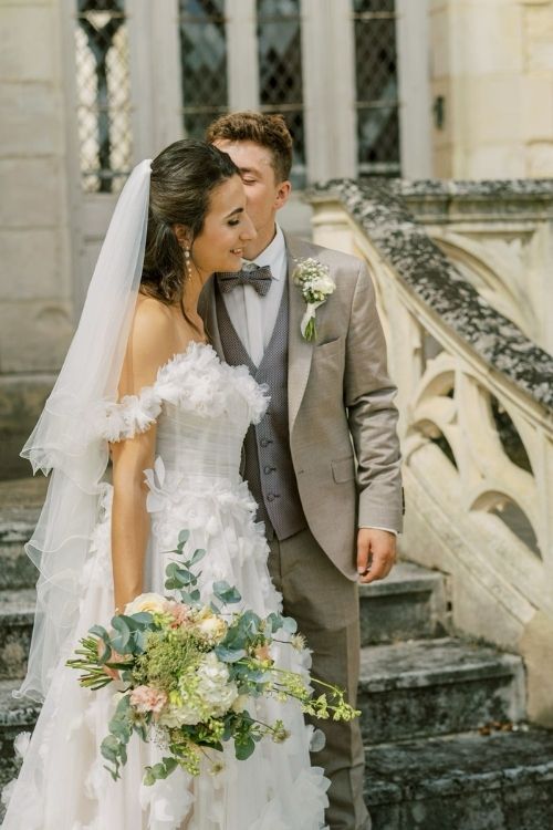 Braut im romantischen Hochzeitskleid mit Blumenstrauß bei Sommerhochzeit in Berlin und Brandenburg