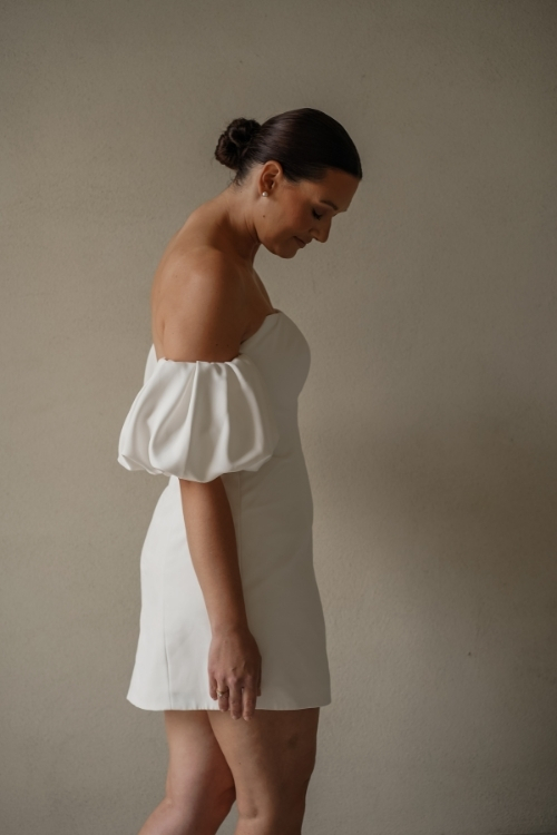 Elegantes kurzes Sommer-Brautkleid in Off-Shoulder-Optik – moderne Brautmode bei warmen Temperaturen