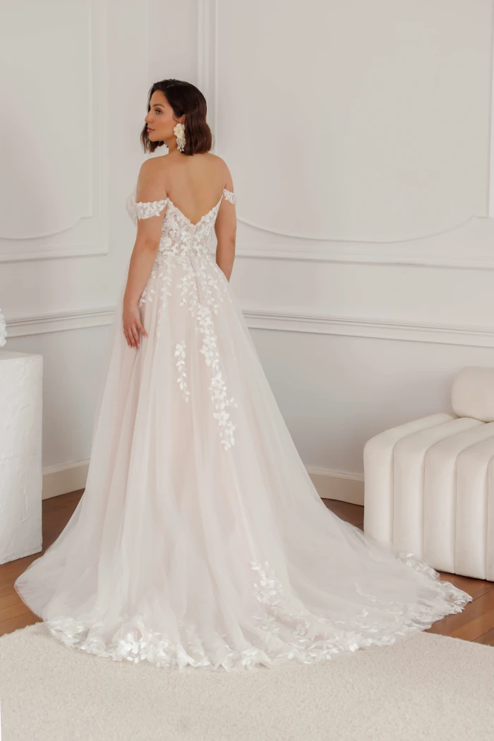 Durch dick und dünn curvy Brautmode17