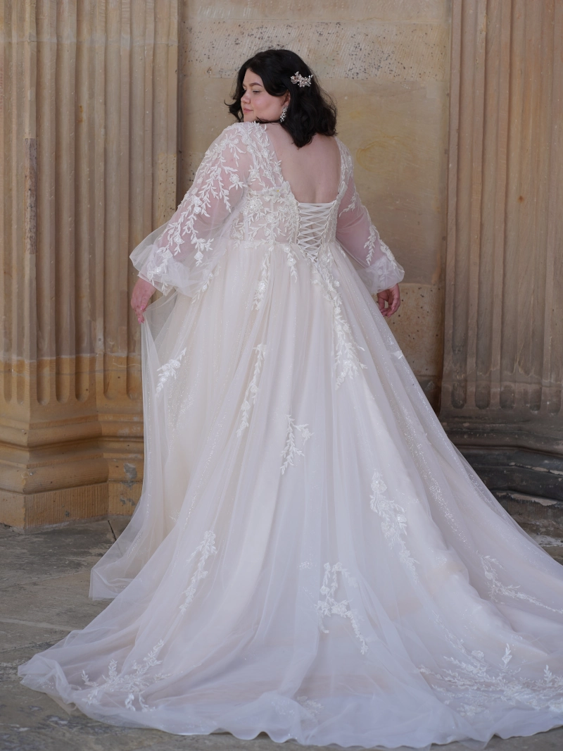 Durch dick und dünn curvy Brautmode26